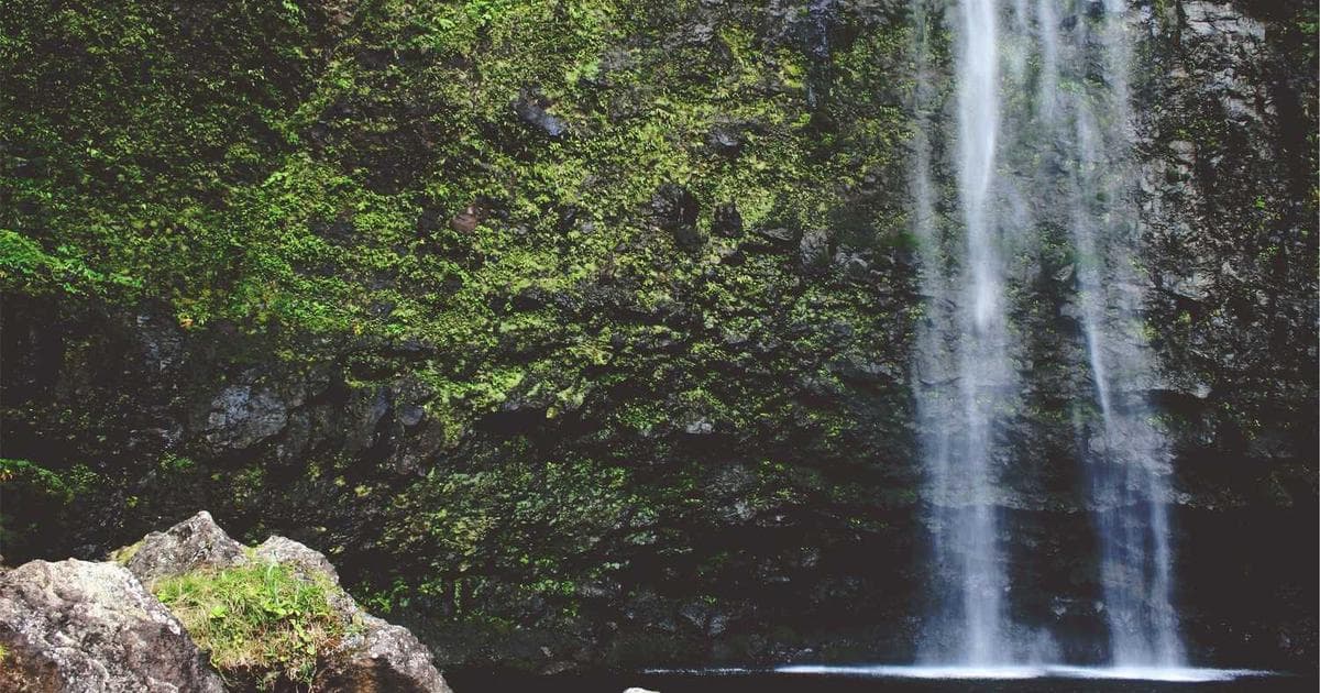 Modern commercial building representing commercial title services